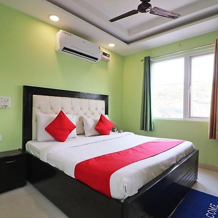 Oyo Mannat Residency Near Rohini Sector 18 Metro Station Otel Yeni Delhi Dış mekan fotoğraf
