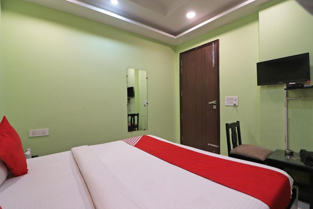 Oyo Mannat Residency Near Rohini Sector 18 Metro Station Otel Yeni Delhi Dış mekan fotoğraf