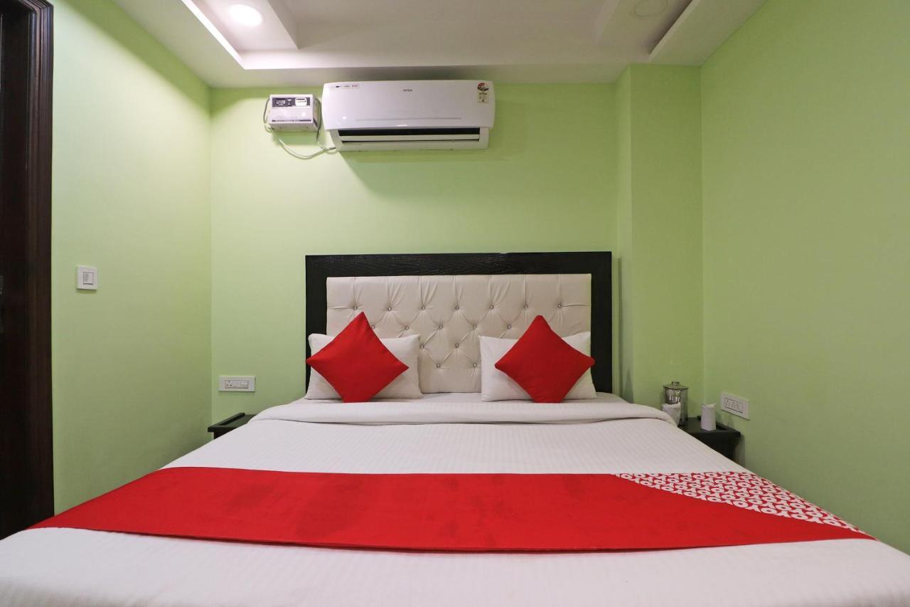 Oyo Mannat Residency Near Rohini Sector 18 Metro Station Otel Yeni Delhi Dış mekan fotoğraf