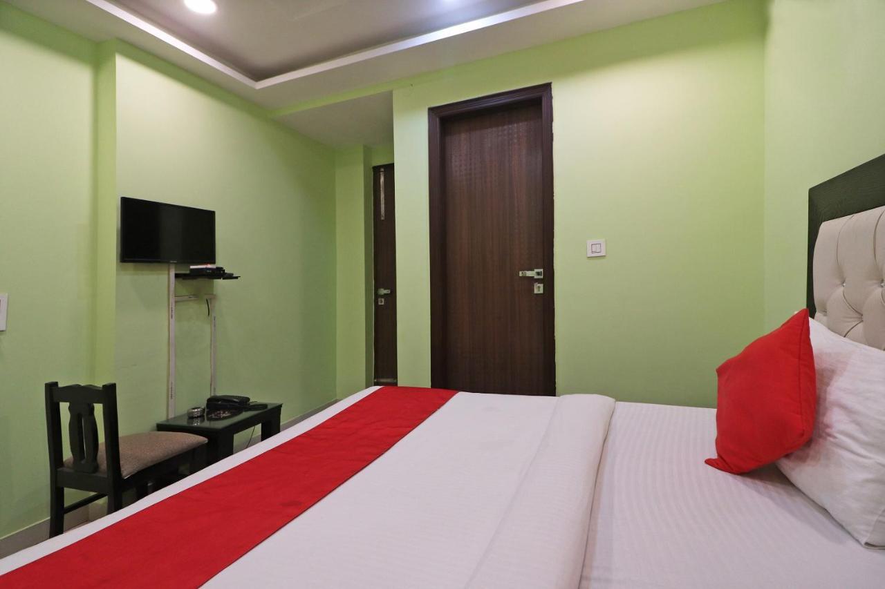Oyo Mannat Residency Near Rohini Sector 18 Metro Station Otel Yeni Delhi Dış mekan fotoğraf