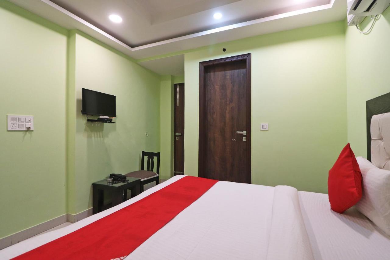Oyo Mannat Residency Near Rohini Sector 18 Metro Station Otel Yeni Delhi Dış mekan fotoğraf