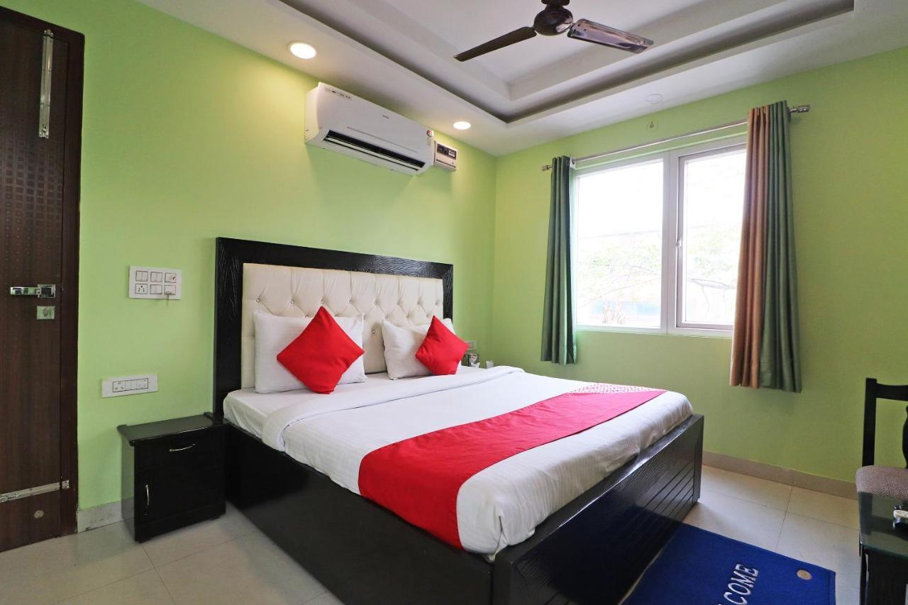 Oyo Mannat Residency Near Rohini Sector 18 Metro Station Otel Yeni Delhi Dış mekan fotoğraf