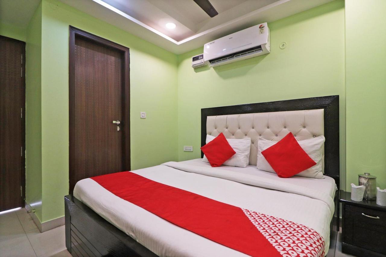 Oyo Mannat Residency Near Rohini Sector 18 Metro Station Otel Yeni Delhi Dış mekan fotoğraf