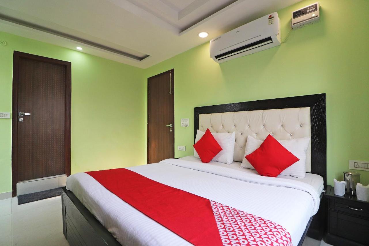 Oyo Mannat Residency Near Rohini Sector 18 Metro Station Otel Yeni Delhi Dış mekan fotoğraf