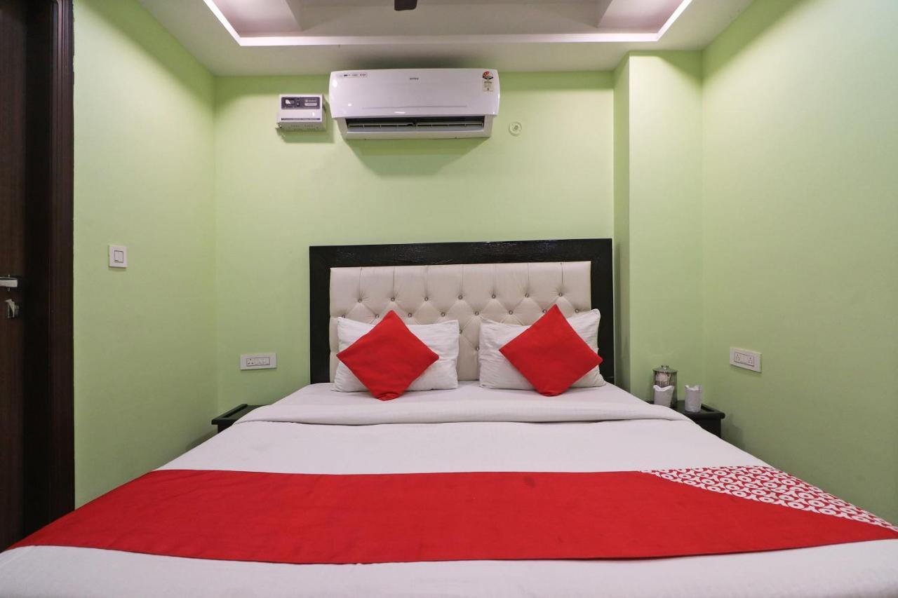 Oyo Mannat Residency Near Rohini Sector 18 Metro Station Otel Yeni Delhi Dış mekan fotoğraf