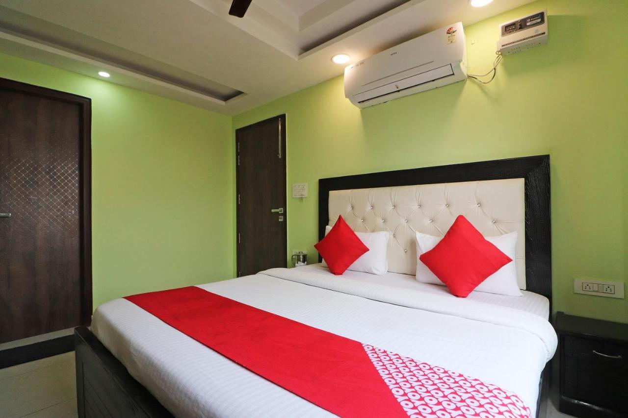 Oyo Mannat Residency Near Rohini Sector 18 Metro Station Otel Yeni Delhi Dış mekan fotoğraf