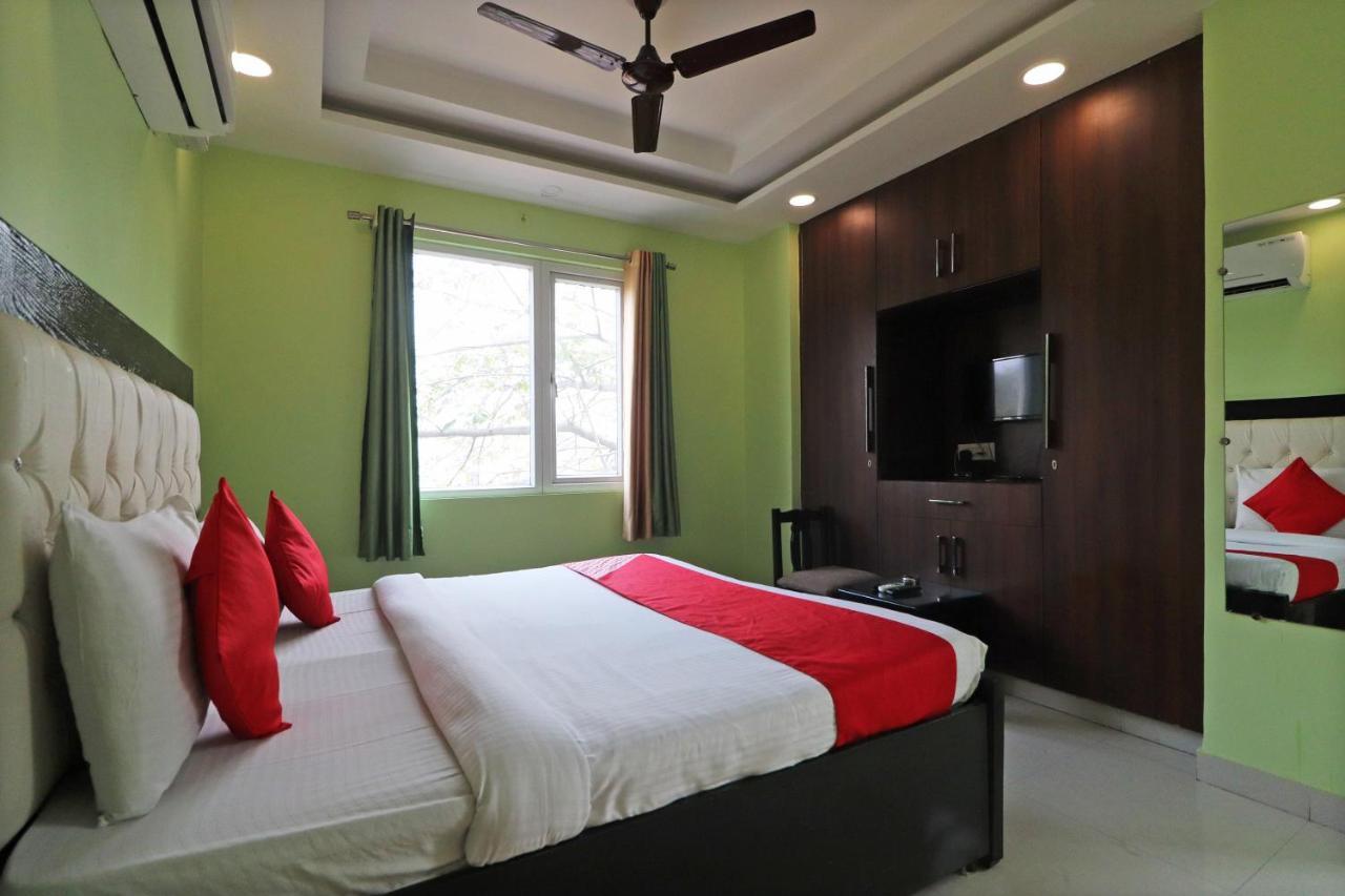 Oyo Mannat Residency Near Rohini Sector 18 Metro Station Otel Yeni Delhi Dış mekan fotoğraf