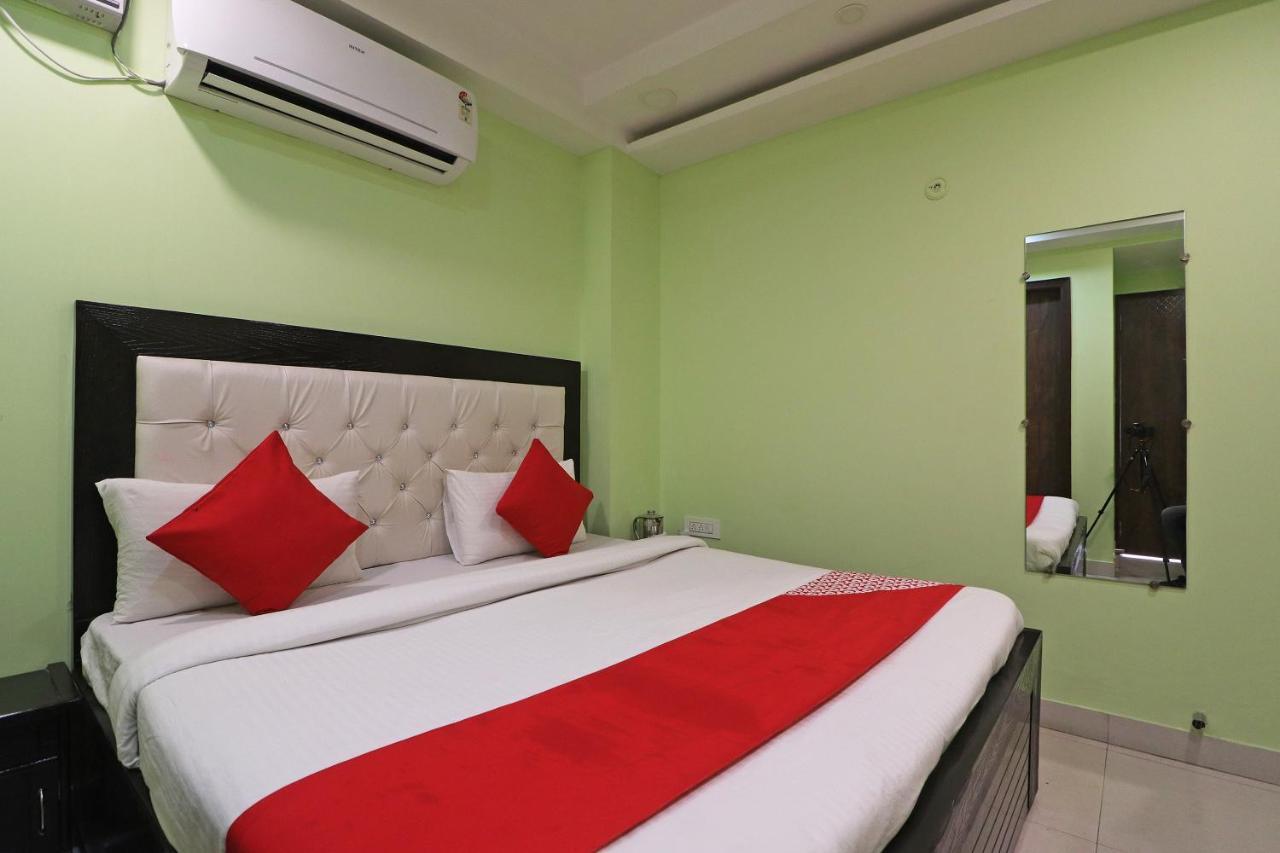 Oyo Mannat Residency Near Rohini Sector 18 Metro Station Otel Yeni Delhi Dış mekan fotoğraf