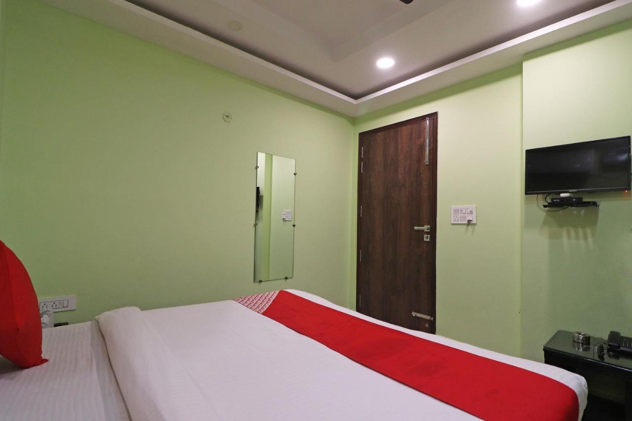 Oyo Mannat Residency Near Rohini Sector 18 Metro Station Otel Yeni Delhi Dış mekan fotoğraf